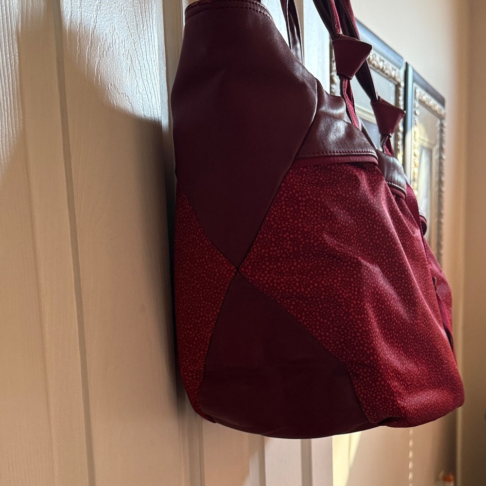 🍋 Lululemon: Elegant Burgundy Tote Bag - Picture 6 of 16